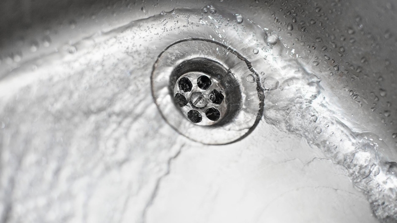 Специалист назвал три продукта, которые нельзя смывать в раковину