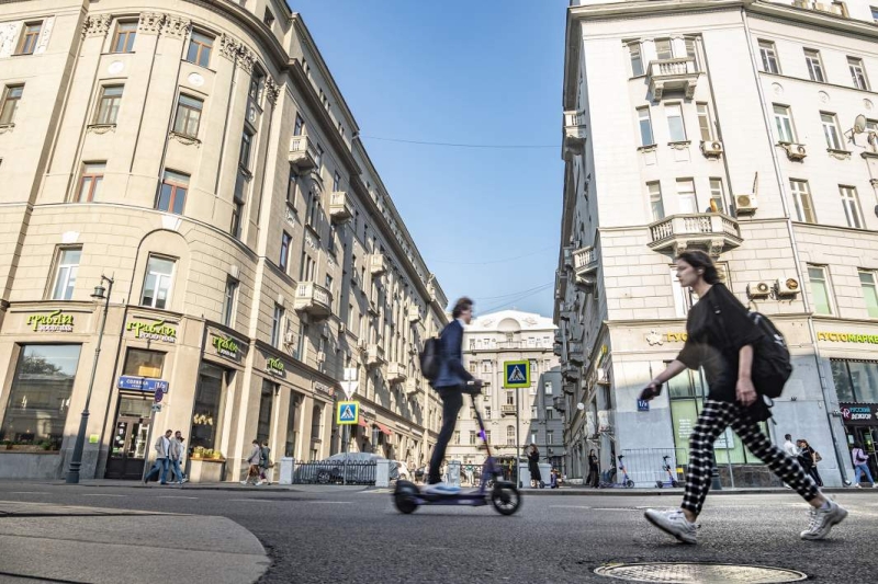 Катись от люда: пешеходам советуют вызывать ГИБДД при наезде самоката