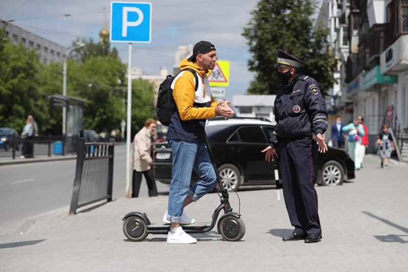 Катись от люда: пешеходам советуют вызывать ГИБДД при наезде самоката