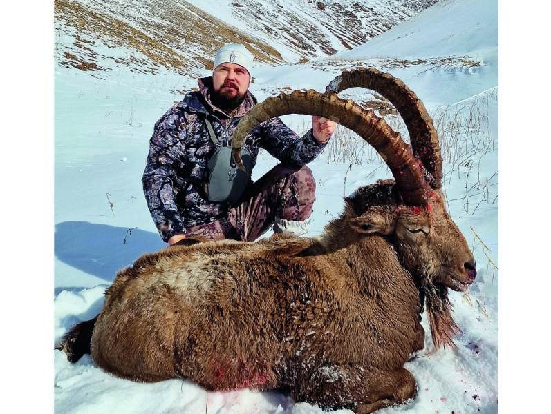 Тянь-шаньский магнит. За горным кабаном и козерогомДождавшись, когда правые козероги скрылись за хребтом, мы поехали вниз. Как мы и предполагали, левая группа нас срисовала, как только мы показались на фоне неба и тремя темными точками направились вниз, хотя дистанция до козлов была порядка трех километров