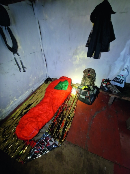 Тянь-шаньский магнит. За горным кабаном и козерогомДождавшись, когда правые козероги скрылись за хребтом, мы поехали вниз. Как мы и предполагали, левая группа нас срисовала, как только мы показались на фоне неба и тремя темными точками направились вниз, хотя дистанция до козлов была порядка трех километров