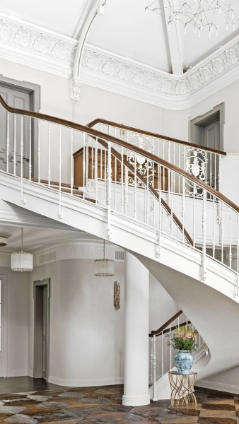 Преображение дома: из барочного замка — в светлый уютный интерьер для большой семьи