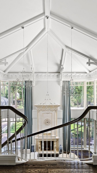 Преображение дома: из барочного замка — в светлый уютный интерьер для большой семьи