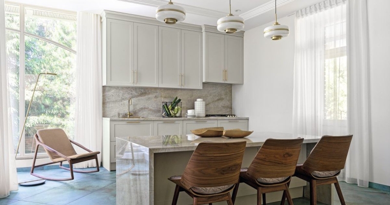 Преображение дома: из барочного замка — в светлый уютный интерьер для большой семьи