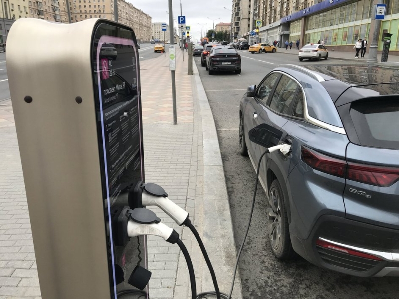Часть муниципальных зарядок для электромобилей в Москве стала платной