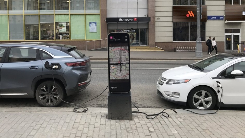 Часть муниципальных зарядок для электромобилей в Москве стала платной