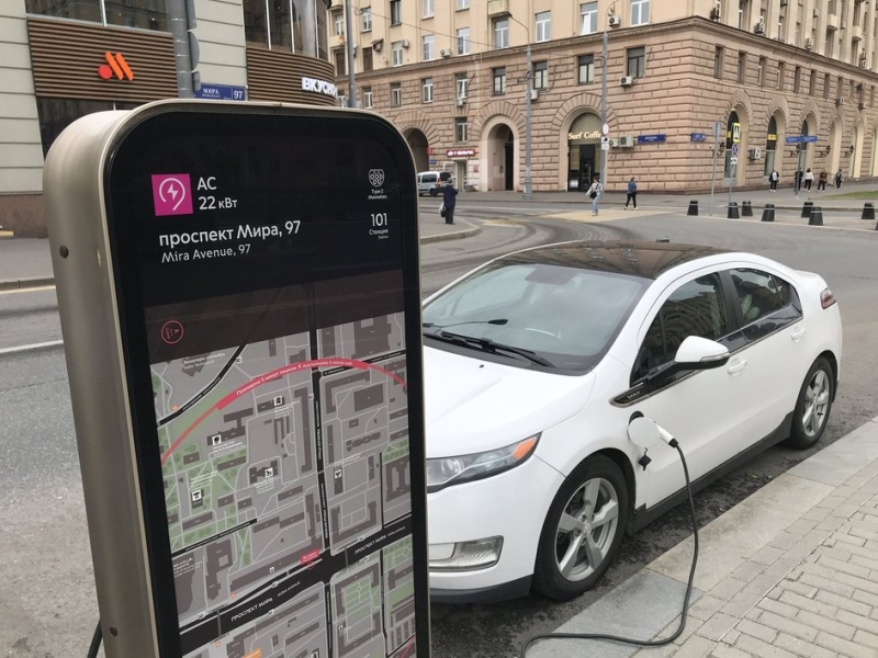 Часть муниципальных зарядок для электромобилей в Москве стала платной