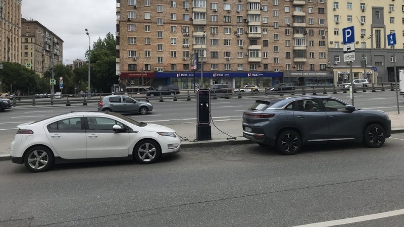 Часть муниципальных зарядок для электромобилей в Москве стала платной