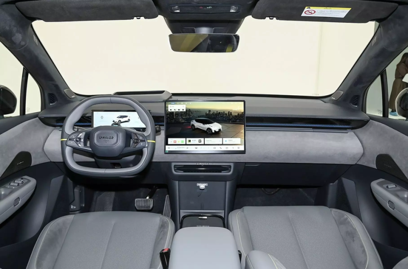 Новый кросс-хэтч Geely и Volvo сменил технику и подешевел вдвое