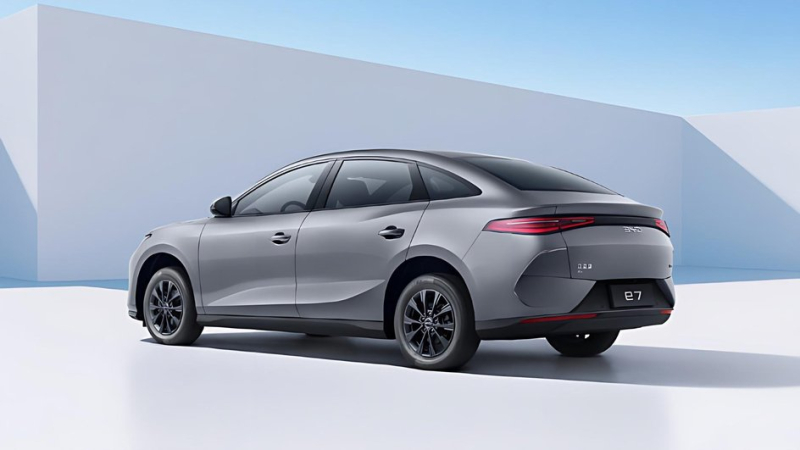 BYD рассекретил недорогой седан e7 для такси